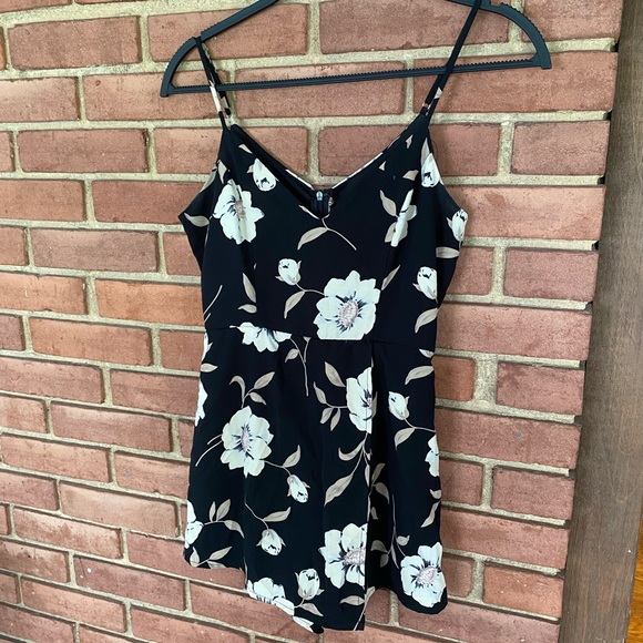 Lulus Pants - Lulus Floral Wrap Romper Sz XS